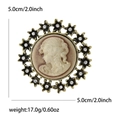 Broche relief vintage dorée avec portrait de femme beige, étoiles et strass brillants - Doré