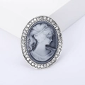 Broche camafeo vintage ovalado con relieve de reina y borde de cristales brillantes - Plateado (1093)