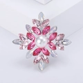 Primer plano de broche floral con cristales rosas y perla blanca en base de plata - 1033 Rosa