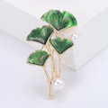 Elegante broche de hoja de ginkgo con esmalte verde y perlas sobre fondo blanco - Verde