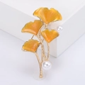 Elegante broche de hoja de ginkgo dorado con esmalte amarillo y perlas blancas de mujer - Amarillo