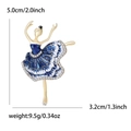 Dettaglio della spilla ballerina con dimensioni di 5,0 cm di altezza e 3,2 cm di larghezza - Blu