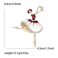 Dettaglio spilla ballerina con dimensioni 6,0cm per 4,3cm in smalto dorato e rosso - Oro KC & Rosso