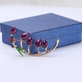 Broche de flor en esmalte púrpura con hoja verde y pequeña mariquita roja sobre base dorada - Morado