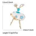 Dettaglio spilla ballerina 5,5cm x 3,9cm con vestito in smalto e cristalli scintillanti - Base Oro Blu Lago