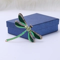 Dettaglio della spilla libellula vintage con smalto verde e cristalli sulle ali - Verde