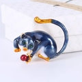 Spilla a forma di gatto in smalto blu e bianco con placcatura in oro e perla rossa - Blu
