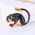 Spilla gatto tricolore in smalto con occhi in strass verde e perla rossa decorativa - Nero