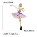 Dettaglio della spilla ballerina con vestito in smalto viola e strass lucidi - Viola