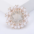 Elegante spilla a fiore dorata con perle bianche e centro a stella scintillante di diamanti - Oro