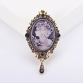Broche camée vintage avec relief de femme violet et cadre doré antique aux strass - Violet (Violet-1222)