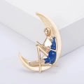 Broche minimaliste lune et fille avec croissant doré et robe en émail bleu chic - Bleu