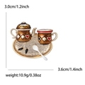 Niedliche Emaille-Brosche im Tee-Set-Design mit Spielkartenmotiven und Goldlegierung - Bernstein