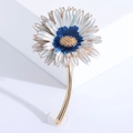 Detalle macro del broche de margarita esmaltada con pétalos degradados y centro dorado - Azul claro