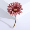 Detalle de broche de flor con pétalos degradados en rosa y tallo dorado elegante - Rojo