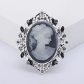 Spilla vintage in rilievo con testa di donna, strass e fiori in smalto su supporto - Blu