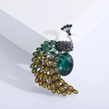 Broche paon vintage avec un grand cristal vert et d'élégantes plumes en émail vert - Vert-1267
