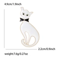 Dettagli della spilla gatto in smalto con dimensioni di 4,9 cm di altezza e 2,2 cm di larghezza - Gatto Bianco (Base Oro KC) / Bianco