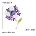 Elegante spilla floreale con ortensie sfumate viola, strass e foglie color oro - Viola