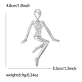Dettaglio della spilla ballerina con strass che mostra dimensioni di 4,8 cm di altezza e 3,3 cm - Argento