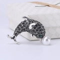 Spilla a delfino elegante con strass scuri brillanti e una perla d'acqua dolce bianca - Argento