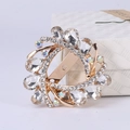 Broche de corona dorada vintage con cristales brillantes y perlas iridiscentes - Blanco