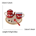 Niedliche Emaille-Brosche im Tee-Set-Design mit roter Kanne und Kartenspiel-Mustern - Rot