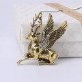 Detail van de gouden rendierbroche met vleugels en fonkelende kristallen strass-steentjes - Goud