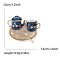 Kreative Emaille-Brosche als Teeservice mit blauem Teekrug und Pokermotiven - Blau
