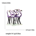 Detailweergave van de emaille flamingo broche met afmetingen 5,0 cm hoogte en 4,7 cm breedte - Paars