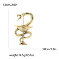 Broche serpent doré vintage autour d'un verre à vin avec texture détaillée pour femme - Doré