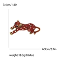 Elegante spilla a leopardo dorata con strass rossi e occhi neri in posa di salto - Rosso