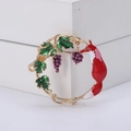 Spilla creativa in lega con volpe e uva con dettagli in smalto colorato su bianco - Rosso