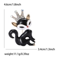 Detail der emaillierten Fuchs-Brosche mit Maßen, Krone und Strass-Akzenten - Schwarz