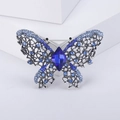 Vintage vlinderbroche met blauwe kristallen en strasstenen op een wit voetstuk - Blauwe Vlinder (1379-Blauw)