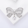 Elegante spilla a fiocco in argento con cristalli scintillanti e perla su base bianca - Argento