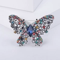 Macro-opname van vintage vlinderbroche met kleurrijke kristallen en blauwe edelsteen - Veelkleurige Vlinder (1379-Multicolor)