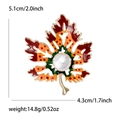 Detailansicht der Emaille-Ahornblatt-Brosche mit Perle, Größe 5,1x4,3 cm und 14,8 g Gewicht - Orange