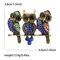 Broche de búho vintage de bronce con pedrería de colores en una rama, ancho 4,8 cm - Azul 1373-BL