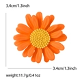Gros plan détaillé de la broche marguerite orange montrant les dimensions de 3,4 cm - Orange