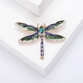 Squisita spilla a libellula in smalto con gemma di smeraldo su sfondo bianco minimale - Verde