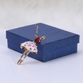 Exquisite goldene Ballett-Brosche mit rotem Oberteil und Strass-verzierter rosa gemusterter Rock - Rot