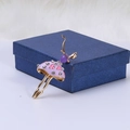 Eleganter Ballerina-Anstecker mit goldener Basis, lila Mieder und rosa Farbverlauf - Lila