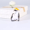 Lindo broche de esmalte de erizo madre e hijo con paraguas amarillo en caja de regalo - Negro