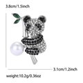 Spilla a panda in lega con strass, bambù verde e una grande perla bianca elegante - Argento
