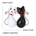 Spilla a forma di gatto in smalto bianco e nero con strass rossi, 4,4cm larghezza, 15,2g - Gatto Nero E Bianco (1450-MX)