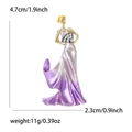 Broche en émail raffinée représentant une dame à l'éventail violet et or avec dimensions - Violet