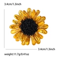 Détail de la broche tournesol aux pétales dorés et au centre texturé noir de 3,4 cm - Or