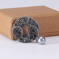 Vintage Brosche in Antik-Silber mit grauen Straßsteinen und grauer Kunstperle - Antik-Silber Waffen-Schwarz