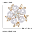Detail der 3,4 cm großen Blumenbrosche mit Perlen und funkelnden Kristall-Strasssteinen - Gold